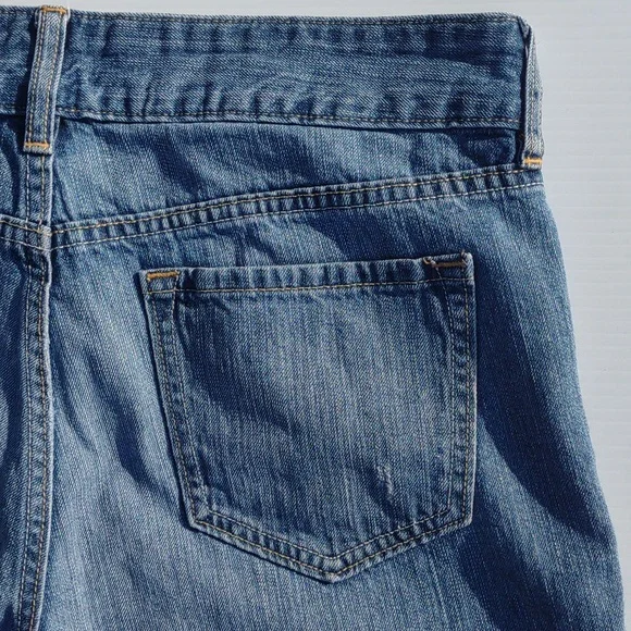 ๐OLD NAVY Mid-Rise Distressed Shorts in Medium Dark Wash - Picture 10 of 16